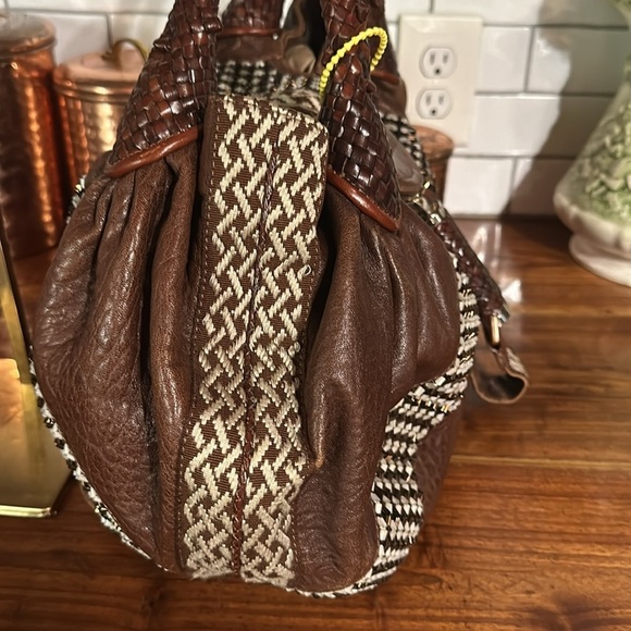 Large beaded fendi spy bag. Euc. Coa included - Picture 9 of 16